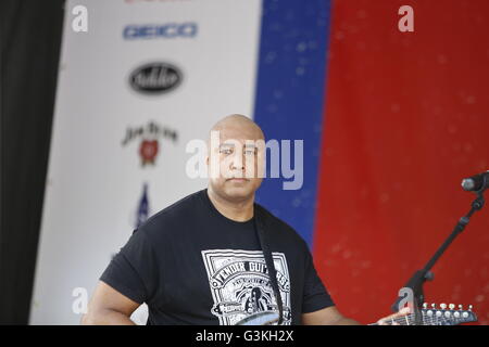 New York City, United States. 11 Juin, 2016. Le voltigeur des Yankees retraités Bernie Williams joue sur une guitare solo au Madison Square Park. Le barbecue annuel de Madison Square festival a fumé des spécialistes du domaine à New York Midtown à participer à une fête en plein air a mis en évidence par la musique avec la permission de l'ancien voltigeur des Yankees Bernie Williams © Andy Katz/Pacific Press/Alamy Live News Banque D'Images