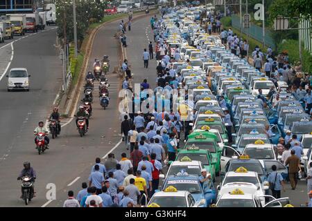 Jakarta, Indonésie. Mar 22, 2016. Les chauffeurs de taxi de bloquer la route principale pendant un meeting de protestation pour exiger le gouvernement interdit ride-hailing apps. © Garry Andrew Lotulung/Pacific Press/Alamy Live News Banque D'Images