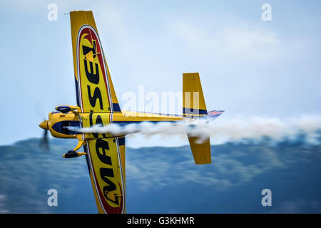 Albion Park, Australie. Apr 30, 2016. Matt Hall dans son affichage de voltige Extra 300 lors de l'assemblée 'Les ailes de l'Illawarra au meeting aérien de l'aéroport régional de Illawarra. © Hugh Peterswald/Pacific Press/Alamy Live News Banque D'Images