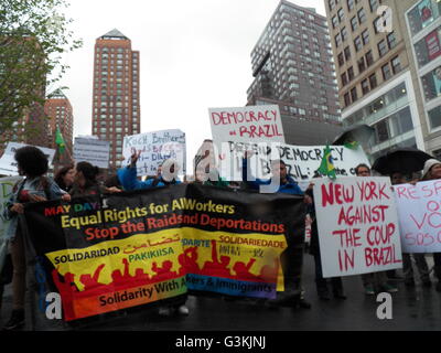 New York, États-Unis. 1er mai 2016. Des centaines de New Yorkais ont assisté à la manifestation Mayday et mars aujourd'hui à New York City qui a commencé à Union Square avec un rassemblement puis mars à Washington Square Park étaient un deuxième rassemblement a eu lieu devant le groupe a pris dans la rue une fois de plus pour le droit des travailleurs et de libération. © Mark Apollo/Pacific Press/Alamy Live News Banque D'Images