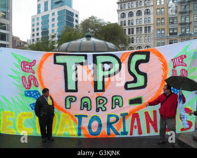 New York, États-Unis. 1er mai 2016. Des centaines de New Yorkais ont assisté à la manifestation Mayday et mars aujourd'hui à New York City qui a commencé à Union Square avec un rassemblement puis mars à Washington Square Park étaient un deuxième rassemblement a eu lieu devant le groupe a pris dans la rue une fois de plus pour le droit des travailleurs et de libération. © Mark Apollo/Pacific Press/Alamy Live News Banque D'Images