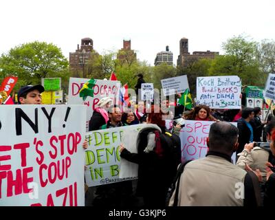 New York, États-Unis. 1er mai 2016. Des centaines de New Yorkais ont assisté à la manifestation Mayday et mars aujourd'hui à New York City qui a commencé à Union Square avec un rassemblement puis mars à Washington Square Park étaient un deuxième rassemblement a eu lieu devant le groupe a pris dans la rue une fois de plus pour le droit des travailleurs et de libération. © Mark Apollo/Pacific Press/Alamy Live News Banque D'Images