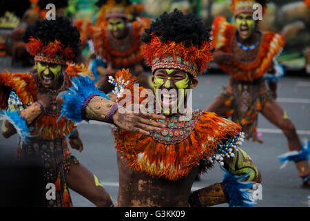 Manille, Philippines. Apr 16, 2016. Les interprètes d'Iloilo Dinagyang Festival de participer à la compétition de danse de rue de l'Aliwan Fiesta 2016 à Manille. C'était un événement annuel qui attire des touristes étrangers et locaux mettant en valeur la culture philippine et le patrimoine des différentes régions. © Marlo Cueto/Pacific Press/Alamy Live News Banque D'Images