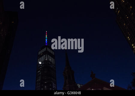 New York, États-Unis. 12 Juin, 2016. Les icônes architecturales dans Lower Manhattan n'était allumé dans les couleurs de la fierté LGBT drapeau en l'honneur des victimes de la prise de masse à l'impulsion de nuit à Orlando, Floride, qui a laissé 50 morts et des dizaines de blessés. Credit : Albin Lohr-Jones/Pacific Press/Alamy Live News Banque D'Images