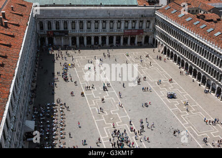 Vue aérienne sur la Place Saint Marc à Venise en journée ensoleillée, Italie Banque D'Images