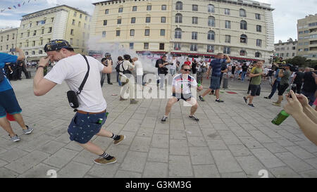 Capture d'écran prises à partir de la vidéo de fans de football qu'ils se heurtent à la police à Marseille avant le premier jeu de l'Euro 2016. Banque D'Images
