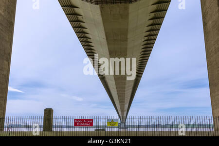 Le Humber Bridge, vu de la face inférieure du pont par un beau jour d'été, ciel couvert près de Hessle, Yorkshire, UK. Banque D'Images