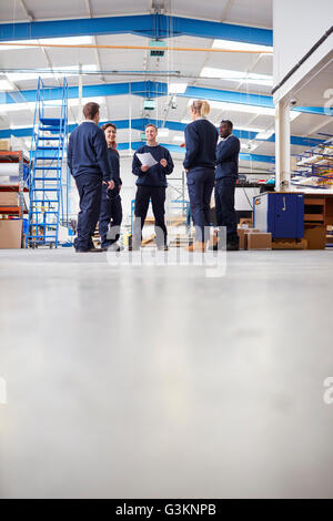 Niveau de la surface vue de manager l'équipe d'expliquer à la fabrication en usine Banque D'Images