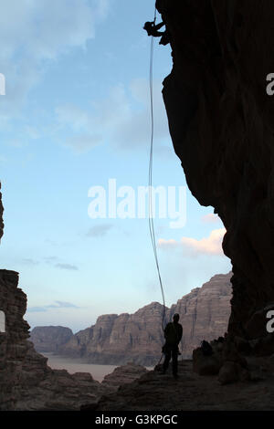 Deux personnes qui se profile of rock en rappel, Wadi Rum, Jordanie Banque D'Images