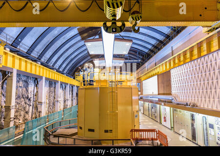 Les travailleurs de la production hydroélectrique dans le hall Banque D'Images