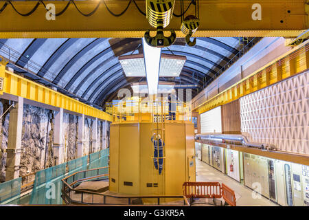 Les travailleurs de la production hydroélectrique dans le hall Banque D'Images