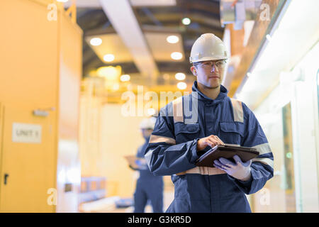 Portrait du travailleur dans la production hydroélectrique dans le hall Banque D'Images