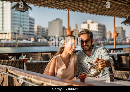 Romantic couple pouring plateau à café de la marina de Dubaï, Émirats Arabes Unis Banque D'Images