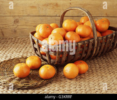Vintage panier rempli de tangerines Banque D'Images