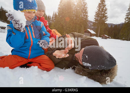 Père et fils étant snowball fight en hiver, Elmau, Bavière, Allemagne Banque D'Images