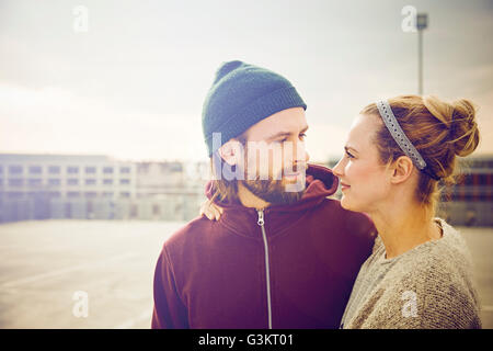 Couple à regarder les uns les autres sur un parking sur le toit Banque D'Images