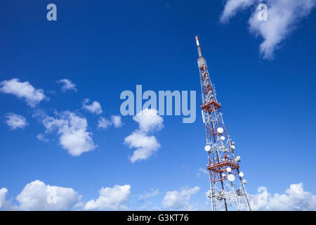 Low angle view of communication tower against blue sky Banque D'Images