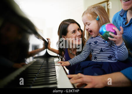 Enseignement Parents fille à jouer du piano Banque D'Images