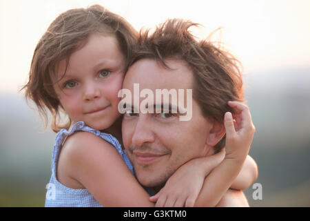 Portrait of Girl hugging père, Buonconvento, Toscane, Italie Banque D'Images