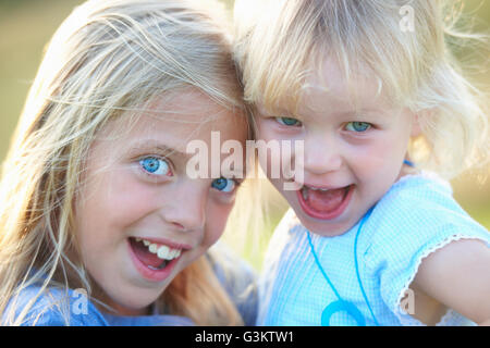 Portrait de deux jeunes sœurs, outdoors, smiling Banque D'Images