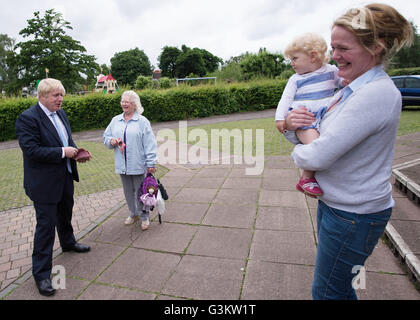 Boris Johnson (à gauche) parle aux gens dans Henley à Berkshire, au cours d'une journée de campagne, dans le cadre de l'UE Vote Laisser campagne référendaire. Banque D'Images