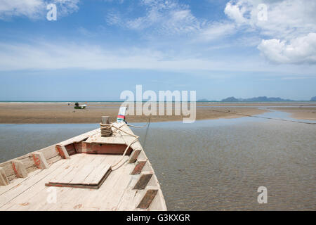 Bois l'abri de l'amarrage sur plage, sur le bord de mer en Thailande Banque D'Images