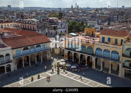 Vue de la Plaza Vieja, maisons rénovées dans le centre historique, La Havane, Cuba Banque D'Images