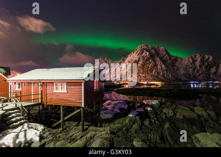 Northern Lights ou aurore boréale au chalet de pêche Rorbuer, Svolvær, Austvågøy, Lofoten, Norvège Banque D'Images