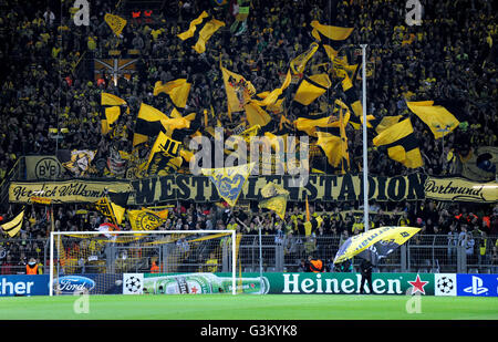 BVB fans dans la tribune sud agitant leurs drapeaux avant le début du jeu, l'UEFA Champions League, Borussia Dortmund - Ajax Banque D'Images