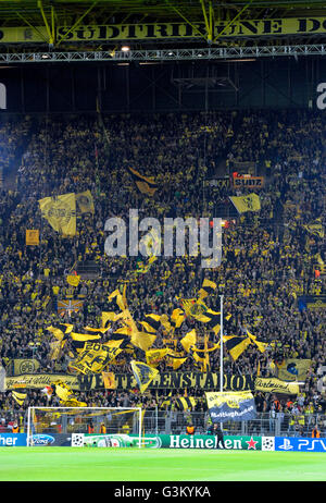 BVB fans dans la tribune sud agitant leurs drapeaux avant le début du jeu, l'UEFA Champions League, Borussia Dortmund - Ajax Banque D'Images