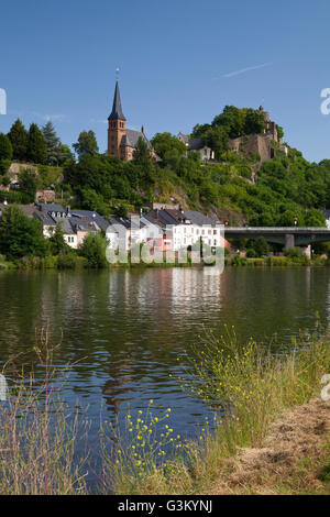 Saar banques avec vue sur la ville et les ruines du château de Saarburg, Saarburg, rivière Sarre, Rhénanie-Palatinat, PublicGround Banque D'Images