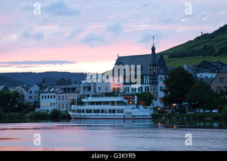 Banque de la Moselle avec un navire amarré dans la lumière du soir, Traben-Trarbach, Moselle, Rhénanie-Palatinat, PublicGround Banque D'Images