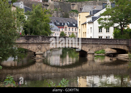 Pont voûté en pierre de l'autre côté de la rivière Alzette, quartier Grund, la basse-ville, la Ville de Luxembourg, Luxembourg, Europe Banque D'Images