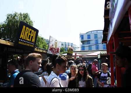 Marche à travers public marché de Camden Banque D'Images