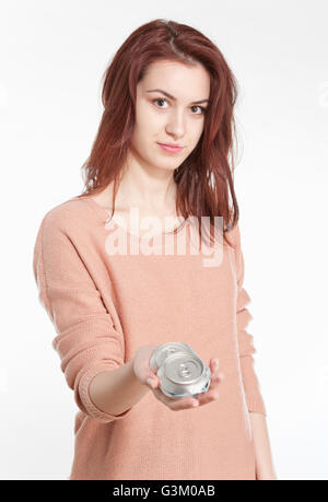 Jeune femme tenant écrasée en boîte Banque D'Images