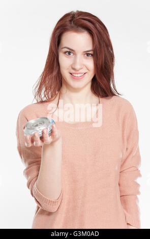 Jeune femme tenant écrasée en boîte Banque D'Images