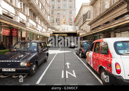 Les taxis garés devant l'entrée principale de Savoy Hotel dans le Strand, London, Angleterre, Royaume-Uni, Europe Banque D'Images