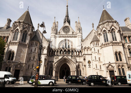 De l'extérieur les cours royales de justice dans Fleet Street, Londres, Angleterre, Royaume-Uni, Europe Banque D'Images