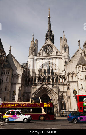 Sightseeing bus panoramique ouvert et taxi devant les cours royales de justice dans Fleet Street, Londres, Angleterre, Royaume-Uni Banque D'Images