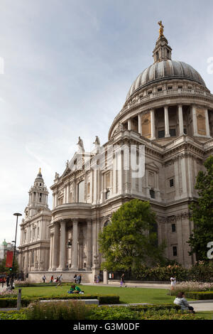 Façade Sud de la cathédrale Saint-Paul avec jardins et Dome, Londres, Angleterre, Royaume-Uni, Europe Banque D'Images