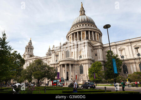 Façade Sud de la cathédrale Saint-Paul avec jardins et Dome, Londres, Angleterre, Royaume-Uni, Europe Banque D'Images