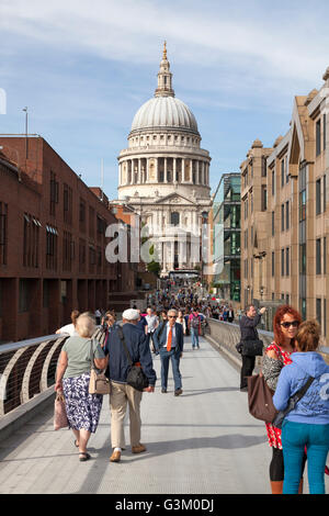 Les touristes sur le Millennium Bridge, la cathédrale Saint-Paul à l'arrière, Londres, Angleterre, Royaume-Uni, Europe Banque D'Images