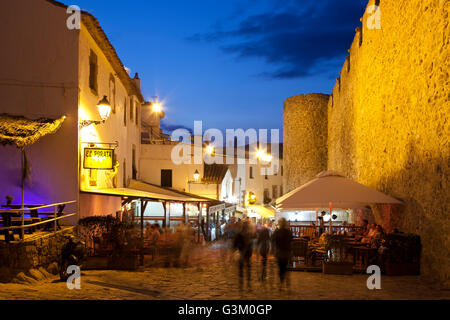 Ruelle dans le quartier historique de Vila Vella la nuit, Tossa de Mar, Costa Brava, Catalogne, Espagne, Europe, PublicGround Banque D'Images