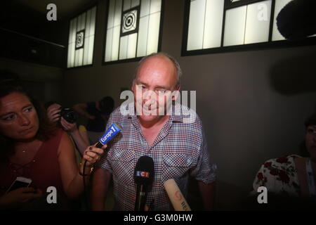 Chris Booth parler aux médias au cour de Marseille après son fils Alexander Booth a été emprisonné pendant deux mois pour avoir lancé une bouteille à la police et interdits de France pendant deux ans. Banque D'Images