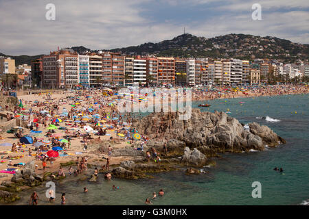 La plage et de la ville de Lloret de Mar, Costa Brava, Catalogne, Espagne, Europe, PublicGround Banque D'Images