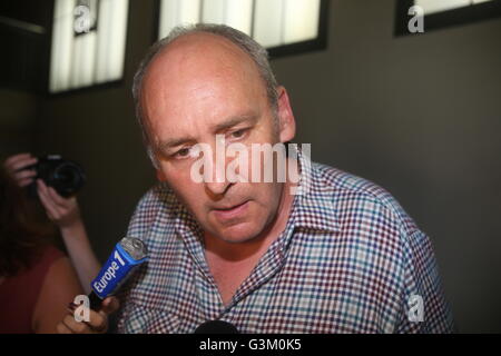 Chris Booth parler aux médias au cour de Marseille après son fils Alexander Booth a été emprisonné pendant deux mois pour avoir lancé une bouteille à la police et interdits de France pendant deux ans. Banque D'Images