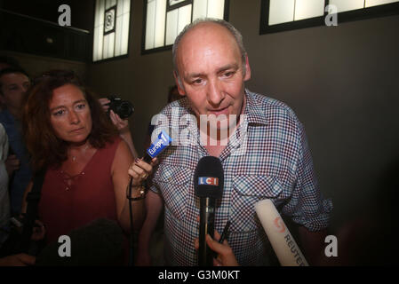 Chris Booth parler aux médias au cour de Marseille après son fils Alexander Booth a été emprisonné pendant deux mois pour avoir lancé une bouteille à la police et interdits de France pendant deux ans. Banque D'Images