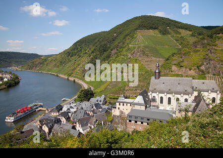 Avis de Beilstein et l'église des Carmélites dans la vallée Mosellele vu de château Metternich, Moselle Banque D'Images