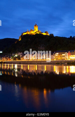 Vue sur le château de Reichsburg Cochem et la nuit, Cochem, Moselle, Rhénanie-Palatinat, PublicGround Banque D'Images