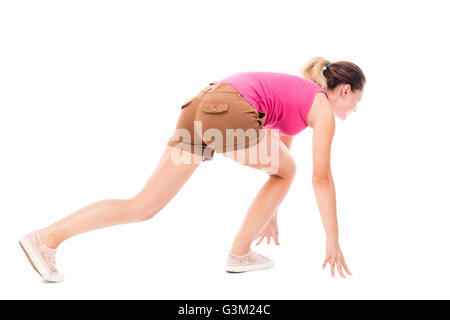 Femme vue de côté la position de départ. Vue arrière Vue arrière. collection les gens de personne. Plus isolé sur fond blanc. La jeune fille brune en short et un t-shirt rose a été exécutée. Banque D'Images